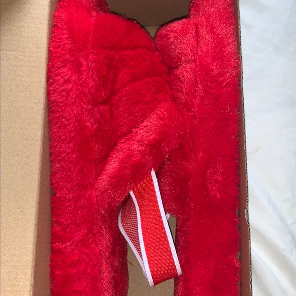 Fluffy slides with strap
